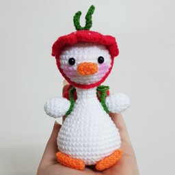 عروسک بافتنی اردک آی کیو،رنگ سفید با کلاه و کیف قرمز،اندازه 13 الی 14 سانت