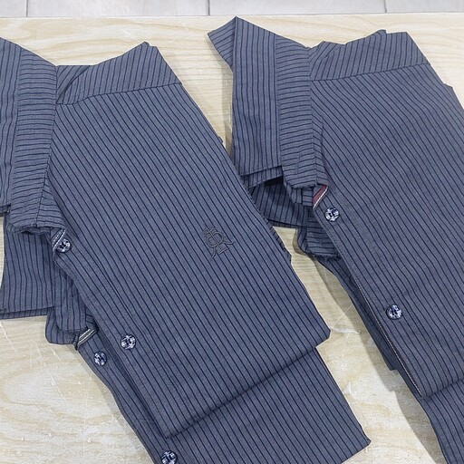 پیراهن مردانه خاکستری راه راه باخطوط عمودی سرمه ای در سایزهای L. XL. 2XL. 3XL