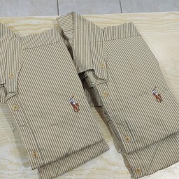 پیراهن مردانه طرح پلو راه راه در رنگ کرمی با خطوط عمودی سرمه ای در سایزهای L. XL. 2XL. 3XL