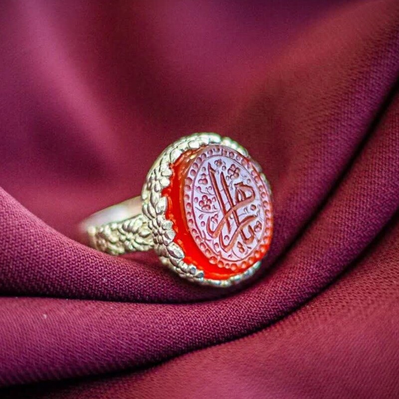 انگشتر نقره زنانه عقیق سرخ یمنی منقش به یا زهرا.       --