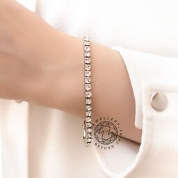 دستبند زنانه و رنگ ثابت تنیسی و رنگ نقره ای(جنسش استیله و بسیار باکیفیت و مشابه جواهر)