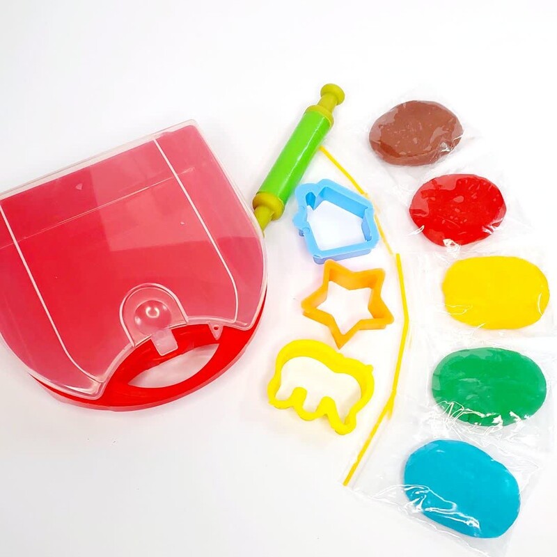 پک خمیربازی ریزه میزه شامل 5 رنگ 25 گرم و یک وردنه پلاستیکی و 3 تا قالب بازی با خمیر