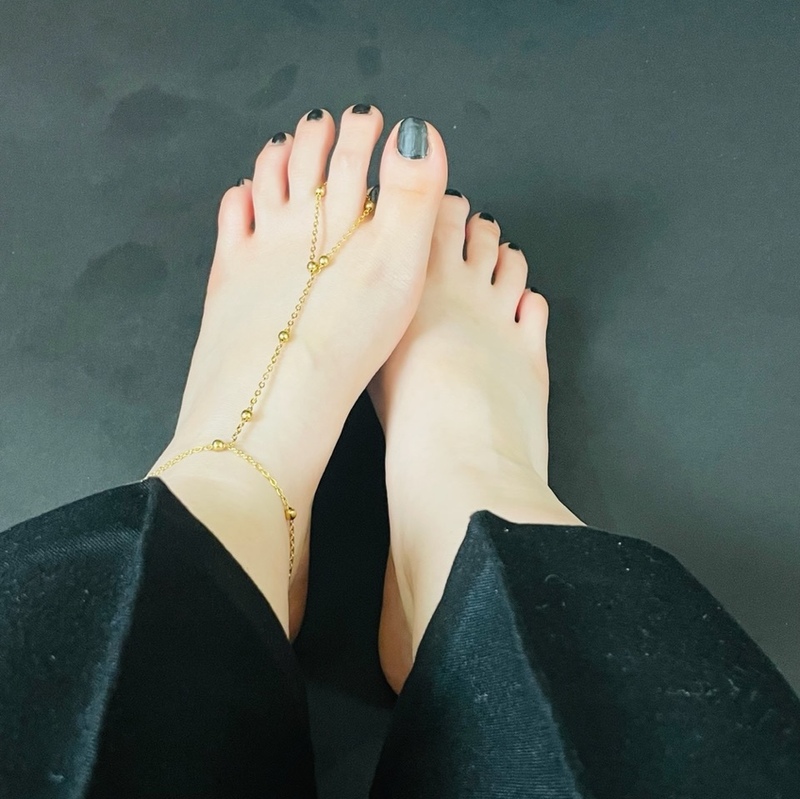 پابند انگشتی توپک دار طلایی (مناسب تا سایز پای 40 ، رنگ ثابت ، بدون حساسیت)