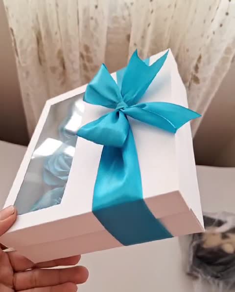 باکس هدیه گل رز (جعبه سوپرایز گل و جواهرات)