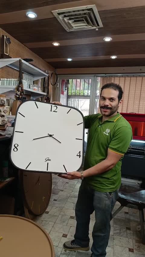 ساعت دیواری مربعی سفید مشکی