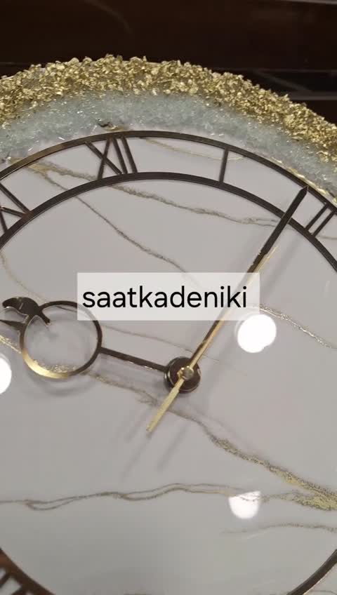 ساعت دیواری رزینی شیک کریستالی آرامگرد