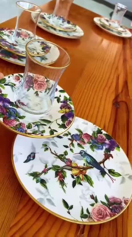 ست جذاب و شیک فنجان نعلبکی و پیش دستی طرح گنجشک و گل آبی و گل رز