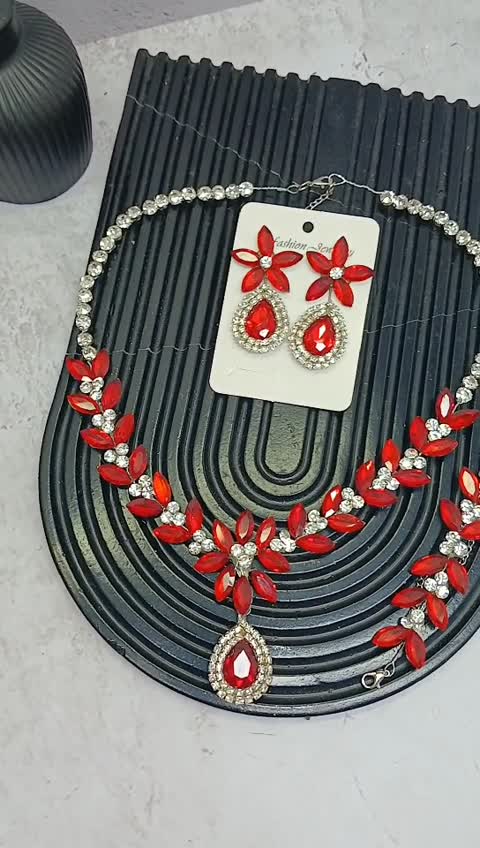 گردن بند و گوشواره با سنگ رزین