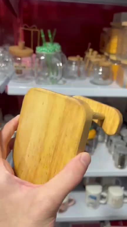 زیر قاشقی چوبی کنار گاز