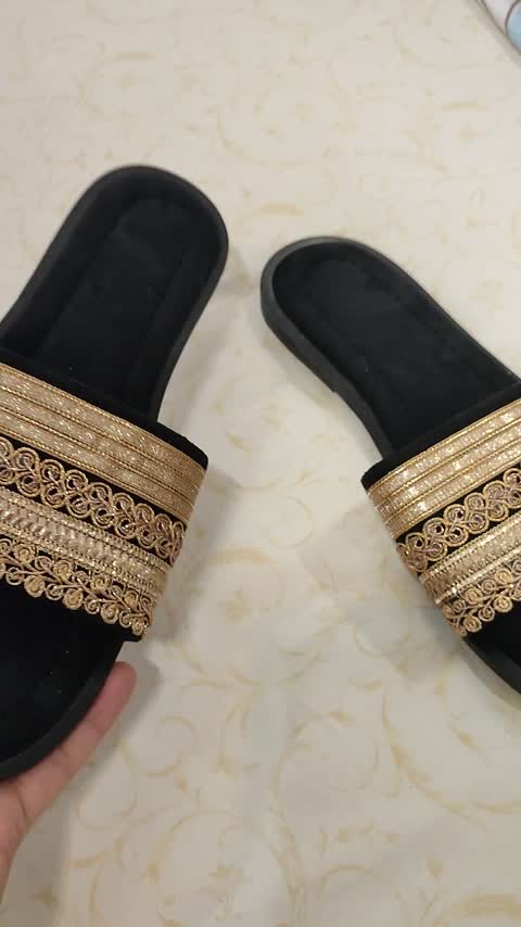 صندل دخترانه و زنانه سوییت سنتی با نوار سوزندوزی مشکی طلایی 