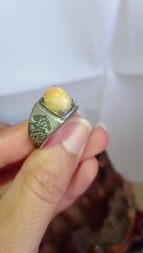 انگشتر نقره با نگین اپال اتیوپی