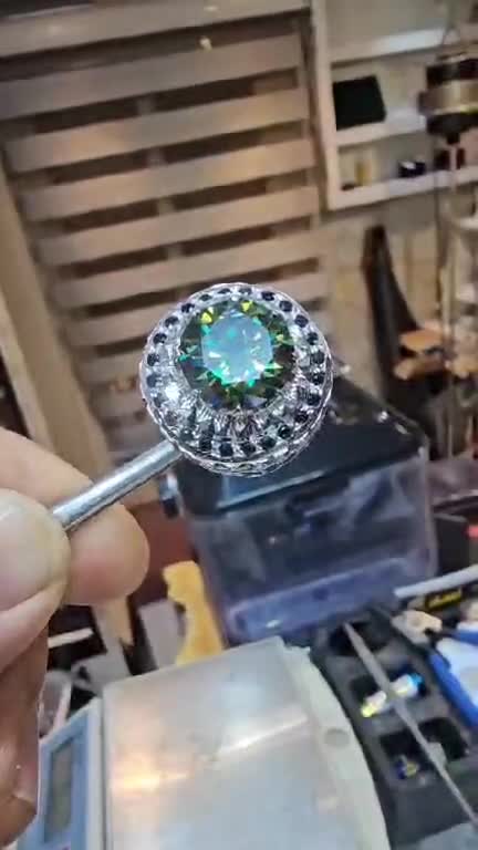 انگشتر موزانایت الماس روسی رکاب نقره دستساز مخراج یاقوت کبود.یاقوت قرمز وزمردزامبیا اصلی نقره عیار 925ارسال رایگان