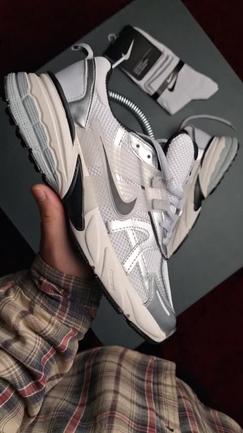 کتونی نایک ویتوکی نقره ای Nike V2k