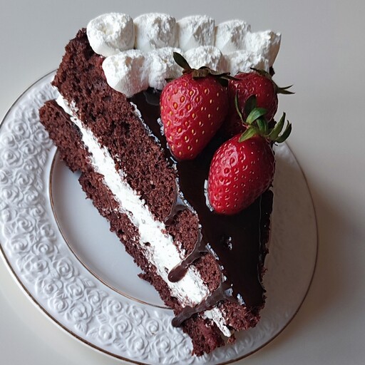 کیک شکلاتی توت فرنگی خانگی  باتزیین سس شکلات و خامه وتوت فرنگی تازه نوبرانه