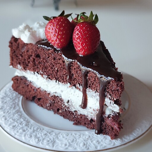 کیک شکلاتی توت فرنگی خانگی  باتزیین سس شکلات و خامه وتوت فرنگی تازه نوبرانه