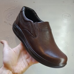کفش مردانه راحتی تمام چرم طبیعی پوست خالص گاو طبی روزمره تولید کارخانه ای تبریز مخصوص کمر زانو پاشنه پا پیاده روی بی بند