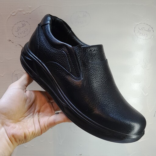 کفش مردانه طبی تمام چرم طبیعی پوست خالص گاو راحت روزمره تولید کارخانه ای تبریز مخصوص کمر زانو پاشنه پا پیاده روی بی بند
