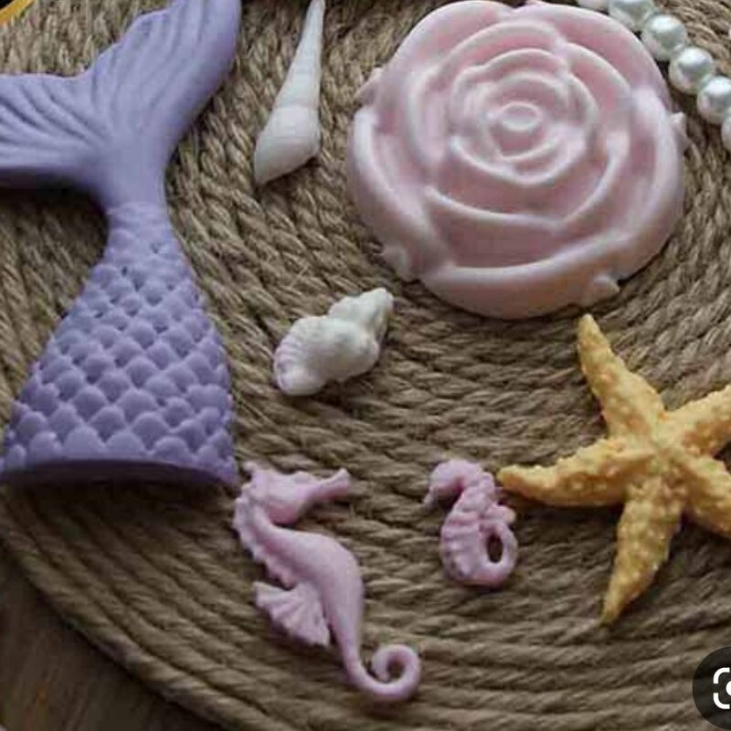 پک صابون تزیینی. شامل صابون ستاره دریایی . دم پری .  تعدادی صدف . گل کوچک