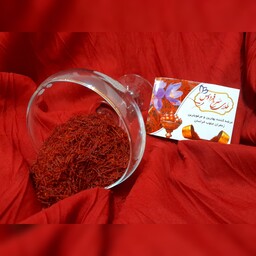 زعفران سرگل فردوس خراسان در بسته یک مثقالی 4.6 گرم و با رنگ و عطر طبیعی 