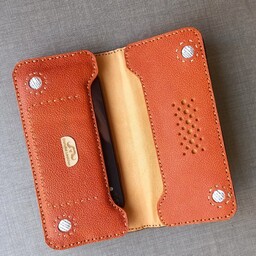 کیف کتی چرم طبیعی موبایل از جنس چرم زیبای گاوی با آستری بزی و دکمه مگنتیک مخفی 