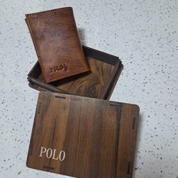 کیف مردانه چرم جیبی سه لت دسترنگ با جعبه چوبی مخصوص پول و کارتهای اعتباری اندازه10در5
