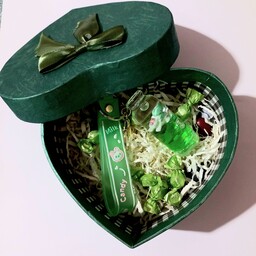 پک کادو ویژه تولد و مناسبت ها شامل جعبه کادو قلبی و جاکلیدی آکواریومی رنگ سبز