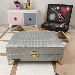 جعبه نخ و سوزن چرمی تیک کالا مدل لوازم خیاطی چمدانی کد TIK1081T رنگ نقره ای 
