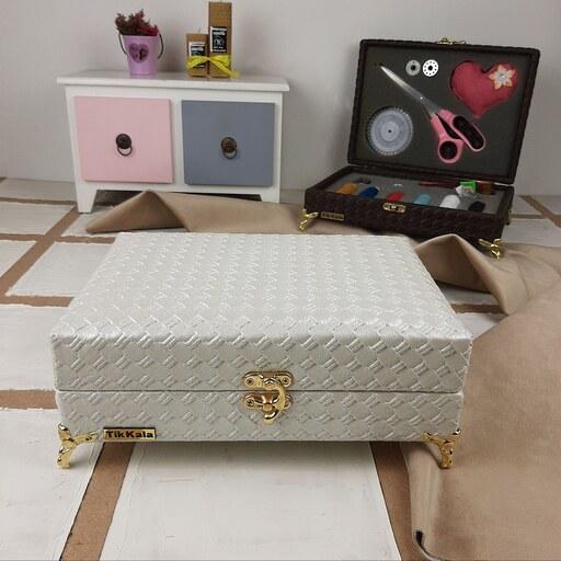 جعبه نخ و سوزن چرمی تیک کالا مدل لوازم خیاطی چمدانی کد TIK1081S رنگ سفید 