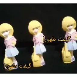 مجسمه دخترک کیف به دست رنگی