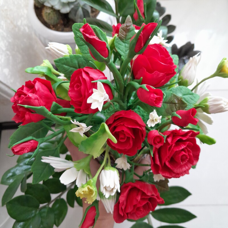 گلدان بابونه و رز قرمز خمیری  قابل سفارش در رنگهای دلخواه شما