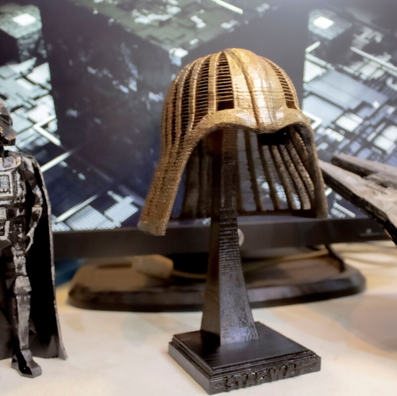  تندیس کلاه خود  Darth Vader پایه دار  از سری جنگ ستارگان