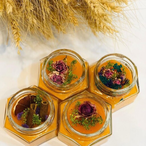 شمع جار معطر شیشه ای در دار تزئین شده با گل طبیعی در رنگ بندی و رایحه های متفاوت 