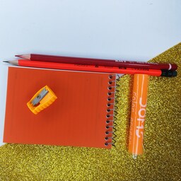 پک هدیه دار 5عددی نوشت افزار شامل مداد سیاه مداد قرمز پاکن لوله ای تراش و دفترچه