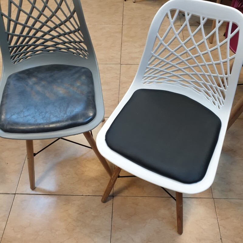 صندلی فایبر  مدل رادین. پایه فلزی و چوبی نیم تشک