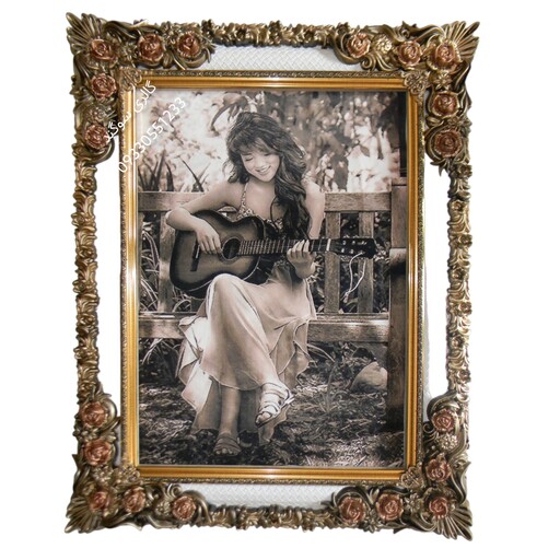 تابلو مخمل  گیتار زن با قاب سلطنتی مدل شکوفه