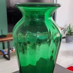 گلدان شیشه ای بلند  دستساز   سبز رنگ طرح قدیمی   بسیار زیبا