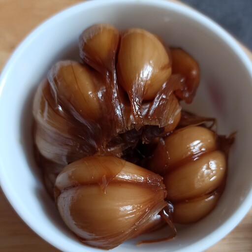 سیر ترشی محتویات سیرتازه شسته شده و خشک شده شیره انگور سرکه انگورونمک محصول کاملاسالم و در ظرفهای محکم ب دستتون میرسه