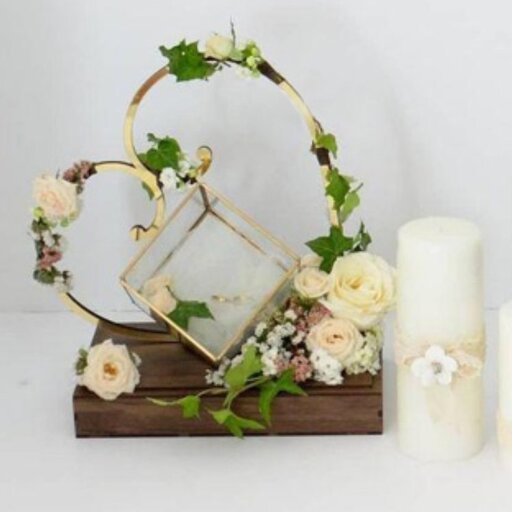 جا حلقه ای و استند حلقه عروس وداماد خوشبخت ،جنسش از پلکسی و چوبی و گل های آن پارچه ای میباشد