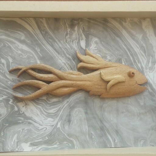 ماهی چوبی منبت  معرق ، چوب گردو  با  روکش روغن برزک طبیعی ، طراحی 3  و اجرای منحصر به فرد از  کارگاه هنری نگاره های چوبی