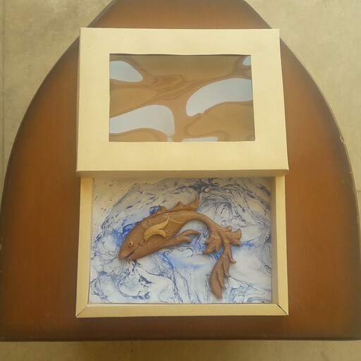 ماهی چوبی منبت  معرق ، چوب گردو  با  روکش روغن برزک طبیعی ، طراحی  2 و اجرای منحصر به فرد از  کارگاه هنری نگاره های چوبی