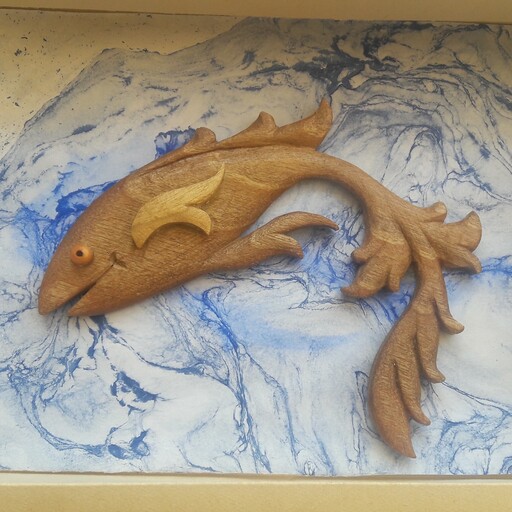 ماهی چوبی منبت  معرق ، چوب گردو  با  روکش روغن برزک طبیعی ، طراحی  2 و اجرای منحصر به فرد از  کارگاه هنری نگاره های چوبی