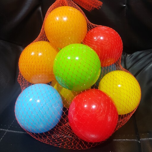 توپ استخری سایز 7در هفت رنگ مختلف از مواد اولیه.به صورت فله ای .جهت شهر بازی ها و استخر آب . گونی 2000 عددی 