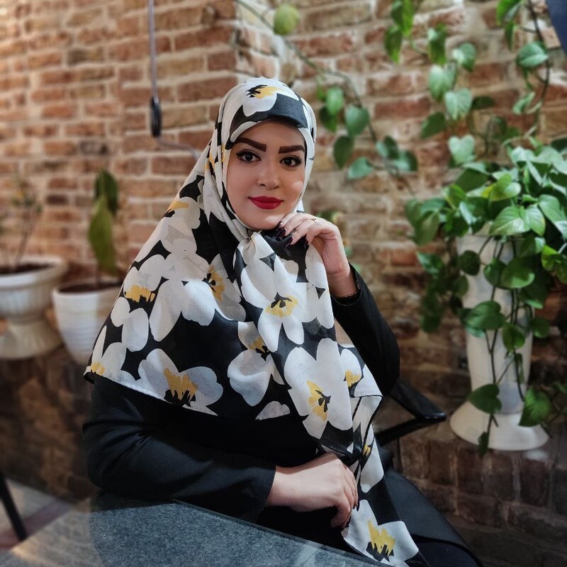 فروش ویژه روسری سوپرنخ گارزا قواره 135 دور دست دوز طرح گل یاس سفید و مشکی ارسال رایگان 