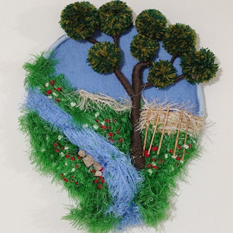 تابلو  تاپستری  درخت بلوط لب رودخانه کار شده بر روی حلقه فلزی ساخته شده از پشم و نخ یوموش پشت زمینه نمد   