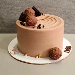 کیک تولد شکلاتی نسکافه ای با تزئین شکلات