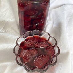 مربا توت فرنگی خونگی تهیه شده از میوه سالم درجه یک و کاملا بهداشتی