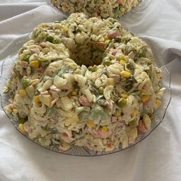 سالاد ماکارانی پخت روز به سفارش مشتری در ظرف های دوکیلویی مناسب برای میان وعده جشن تولد و دورهمی