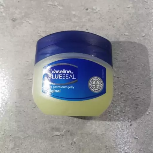 کرم وازلین مدل بلوسیل با ژل نفت خالص اصل حجم 50 میلی لیتر Vaseline BLUESEAL pure petroleum jelly