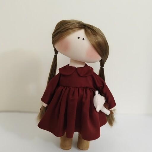 عروسک روسی دختر زرشکی پوش با موهای خرگوشی و بوت های نمدی و خرس پولیشی  وسرچرخشی  میباشد و امکان تغییر رنگ لباس ومو داره