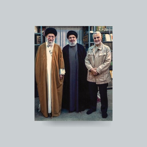 قاب عکس سردار سلیمانی و سید حسن نصرالله در کنار رهبر انقلاب اسلامی ـ شاسی 13x18
